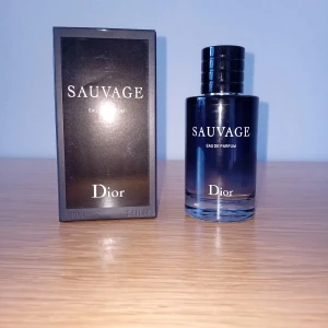 Dior Sauvage Eau de Parfum 100ml - Dior Sauvage Eau de Parfum i 100ml flaska. En ikonisk parfym med stilren design, perfekt för dig som vill sticka ut. Snygg att ha framme och enkel att ta med. Volym: 100ml.