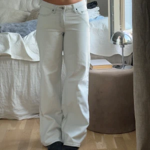 Ljusblåa raka vida jeans Weekday  - Säljer ett par ljusblå jeans från weekday! Använda ett fåtal gånger. 
