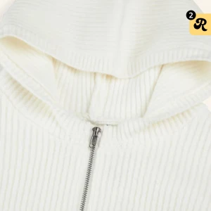 Vit stickad kofta med luva  - Jättemysig nu till hösten. Den är använd men har ej några slitage, bara att det kanske syns litegrann att den är använd 🥰 kan skicka riktiga bilder om någon vill. Nypris 400kr 