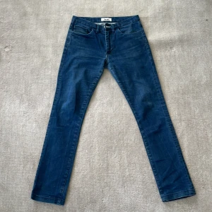 Acne Studios Jeans herr blåa - Snygga blå jeans från Acne Studios med snygg läderpatch där bak. Straight fit även snygga på någon med L32. 