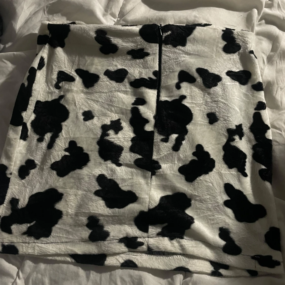 En kjol och bucket hat med koskinnsmönster - 2