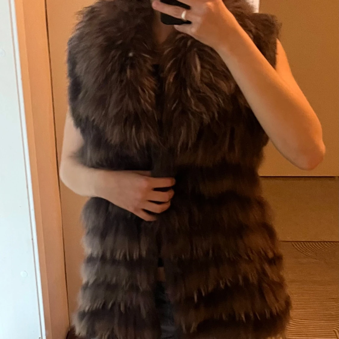 Brun lång pälsväst med fluffig krage - 2