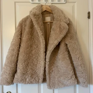Teddyjacka  - Teddyjacka från H&M, aldrig använd. Köpt för 800kr. Storlek xs men passar även S