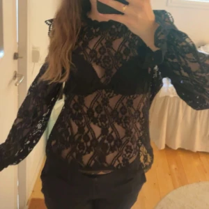 Svart spetsblus  - Snygg spets blus i svart perfekt till fest, från pieces i stl XS, använd en gång!