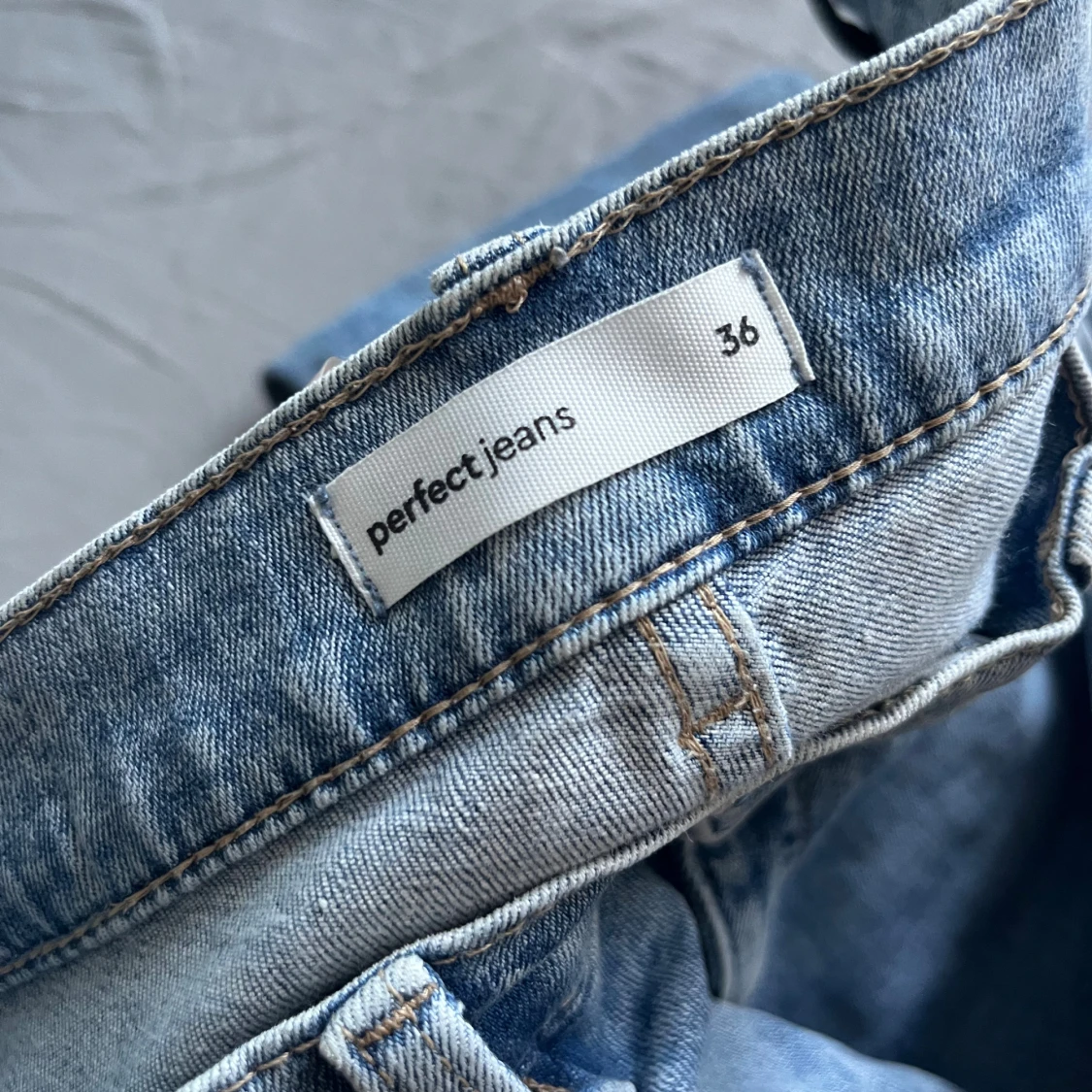 Blå bootcut jeans från Gina Tricot - 2