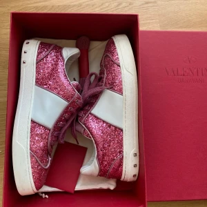 Valentino skor - Rosa glittriga valentino skor i storlek 37