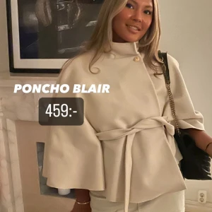 Beige ponchojacka från Missäy - Stilren beige ponchojacka från Missäy med hög krage, vida ärmar och knytbälte i midjan. Jackan har en dekorativ knapp vid halsen och är tillverkad i ett mjukt material som ger en lyxig känsla. Perfekt för dig som vill ha en trendig och elegant look. ENDAST ANVÄNT 1 GÅNG!