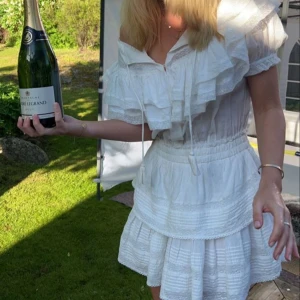 LoveShackFancy Studentklänning - Supersöt vit klänning perfekt för studenten! Klänningen är köpt secondhand från TheRealReal men är i väldigt fint skick🙌 Använd 1 gång. Materialet är väldigt mjukt och har stretch i midjan. skriv vid frågor eller funderingar!💘(Första bild är lånad)