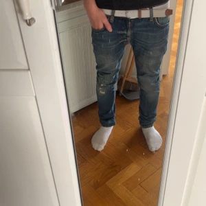 Nudie jeans - Ett pat sällsynta nudie jeans med slitningar, inga defekter vad jag vet, säljer då dom är lite tajta på mig. Passar runt 177-183