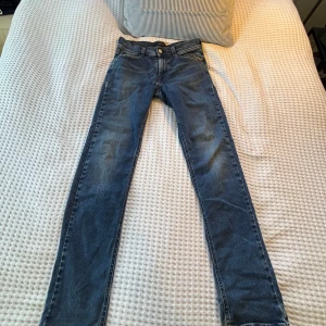 Blå slim fit jeans från Replay, 150 cm - Snygga blå jeans från Replay i klassisk tvätt i slim fit. Passar dig som är runt 150-160, perfekt inför hösten eller vintern. Hör gärna av dig vid intresse av fler bilder eller frågor😊