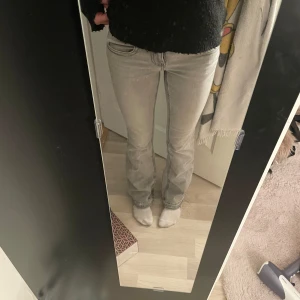 Grå low waist booutcut jeans  - Jättefin lågmidjade booutcut jeans i från Gina Tricot. Är använda två gånger inte mer än så och är i ett fint skick. Är i storlek 36/S 