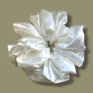 White Maxi Satin Scrunchie - Oversized Hair Tie - Handmade oversized scrunchie in soft white satin. Perfect for a voluminous, trendy hairstyle or as a bold wrist accessory. Gentle on hair and helps reduce breakage. An excellent choice for a long-lasting hair tie that keeps hair of all sizes securely in place.  🎨 Color: White (soft white with a delicate sheen) 📏 Size: One size / oversized (Perfect for thick or long hair, and for anyone who enjoys beautiful hairstyles.) ✨ Material: Satin (smooth and gentle on hair)