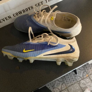 Nike phantom fotbollsskor - Sjukt fina skor i extremt bra skick, kan tvättas så de e som nya😀 hör av dig vid frågor