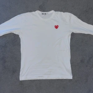 Comme des garçons tröja - Snygg CDG tröja i bra skick utifrån två knappt synliga gula fläckar under armhålorna, går säkert att ta bort. Storleken är L men sitter som en M