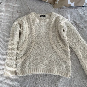 cable knit sweater by Vila - Super soft and warm sweater with beautiful cable knit details. Classic off-white color, made from a cozy blend of acrylic (70%), wool (15%), and nylon (15%). Size M, but unfortunately a bit too big for me, so it’s barely been worn. Only used a couple of times, excellent condition.