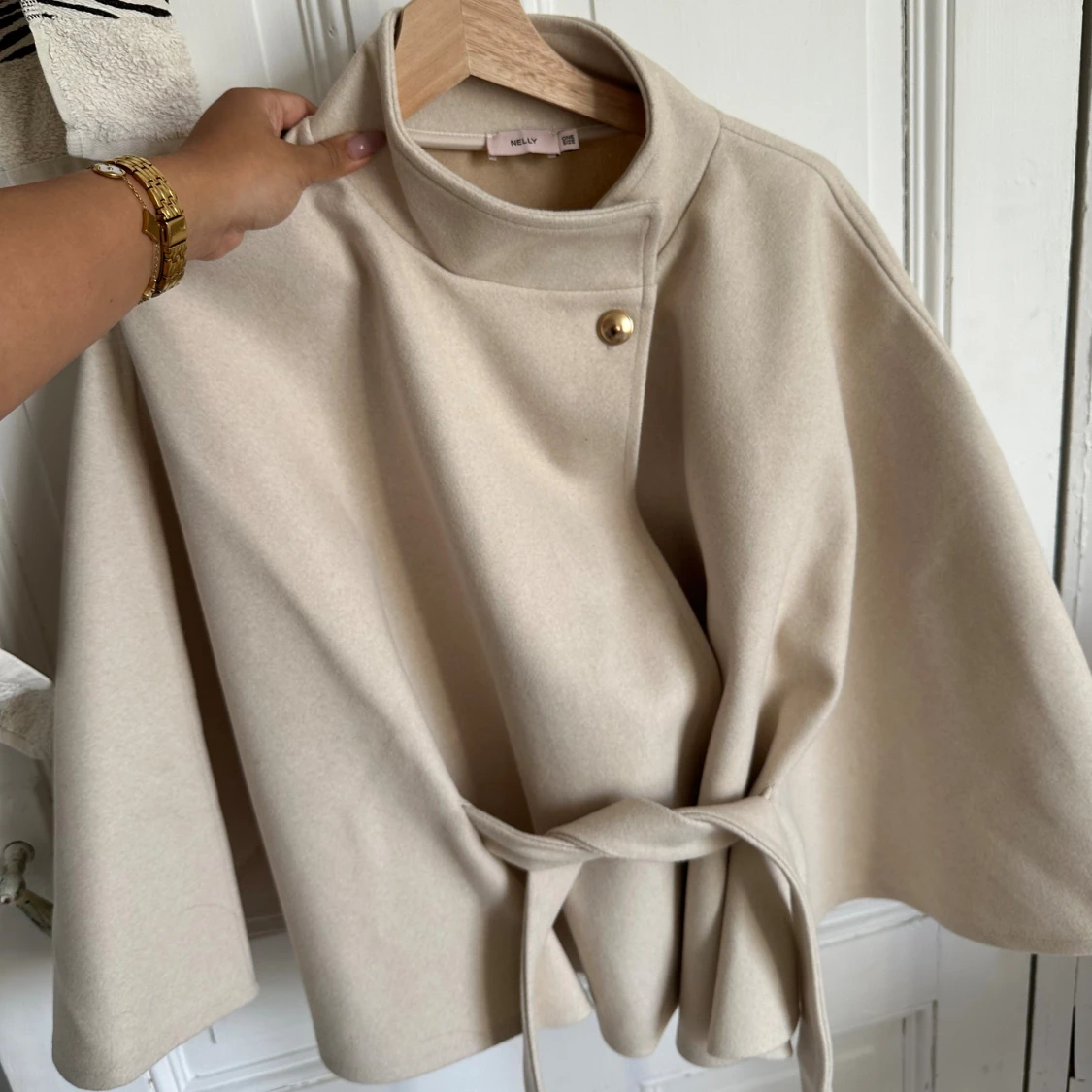 Beige kappa med bälte från Nelly - 1