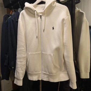 Ralph Lauren zip hoodie - Vit zip hoodie från Ralph lauren i storlek L. Använd ett par fåtal gånger. Kvitto finns 
