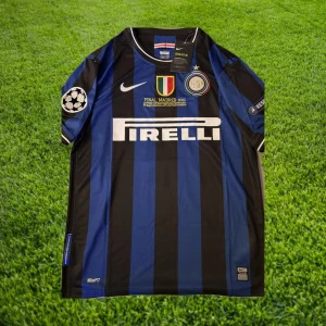 Eto’o -Inter 2010 Final tröja UCL - Nyskick/helt oanvänd Samuel Eto’o tröja från hans dagar i Inter Milan🔵⚫️. Tröjan är från Champions League finalen och har trycken på ärmarna samt Final trycket på bröstet. Tveka inte med att höra av er för mer bilder och information!