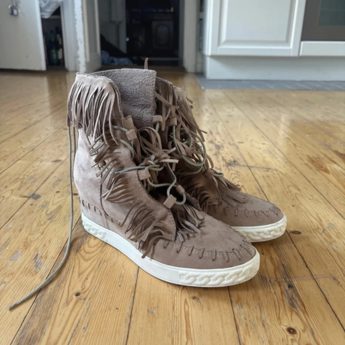 Casadei likande skor med fransar