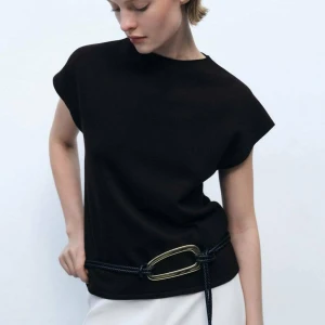 Svart ärmlös topp från Mango - Svart ärmlös topp från Mango med rund halsringning och rak passform. Köpt denna månad för 399, men inte kommit till användning ☺️