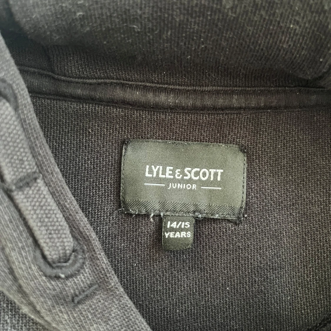 Svart hoodie från Lyle & Scott  - 1