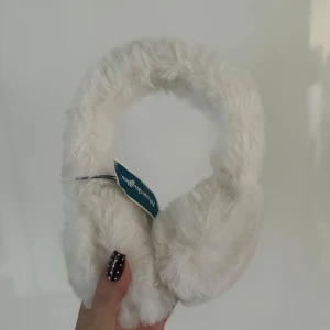 Vita fluffiga öronmuffar  - Supermjuka öronmuffsr som köptes i USA. Aldrig använt! 🤍