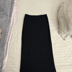 Svart långkjol i enkel design - En längre svart kjol, tight 