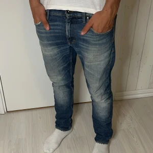 Tiger of Sweden jeans - Tja säljer nu ett par Tiger of Sweden i modellen Pistolero för endast 459kr! Storlek W29 L30. Pris är ej hugget i sten, hör av er i dm vid funderingar 🙌Obs världens minsta hål vid bakfickan men det är lagat.