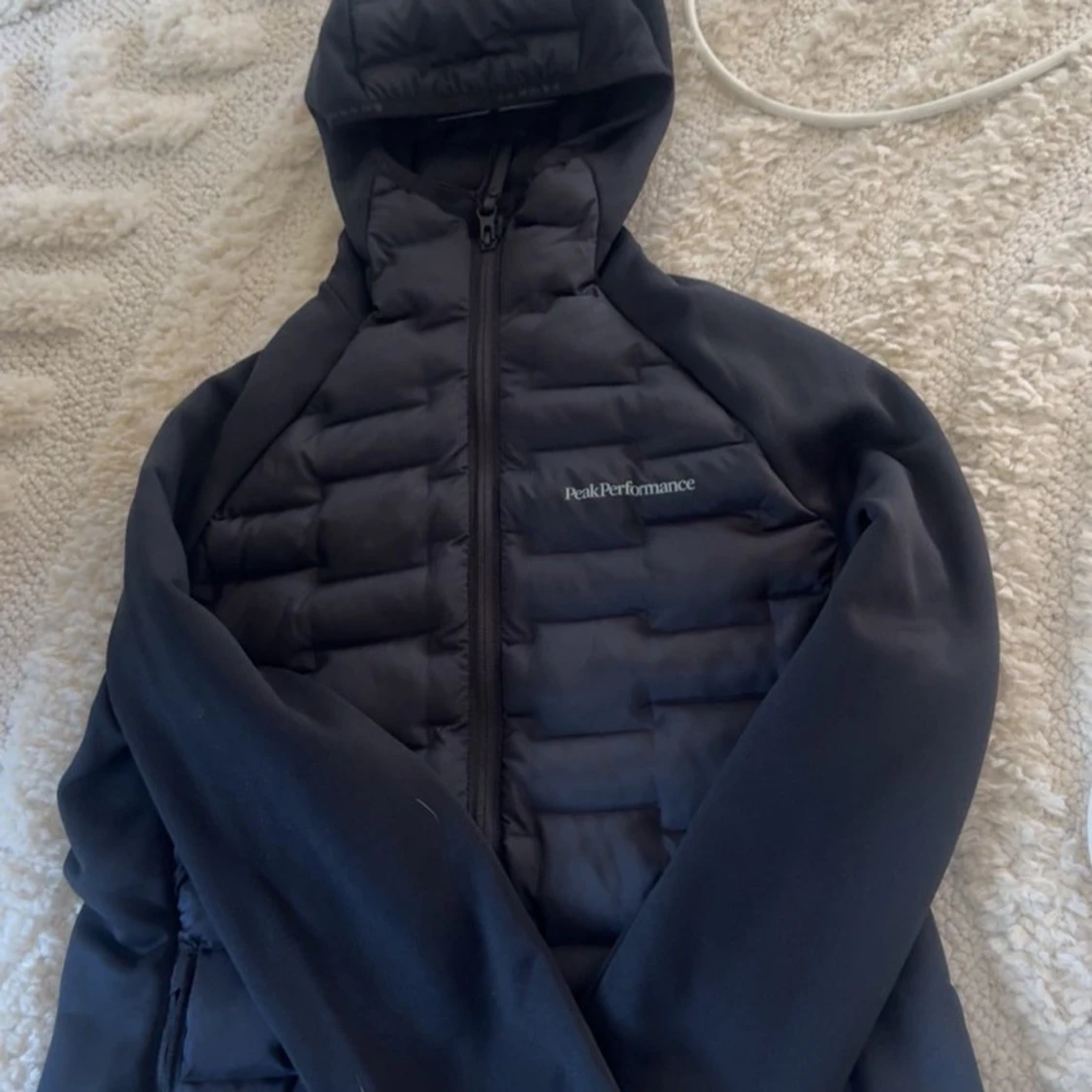 Svart pufferjacka Peak Performance