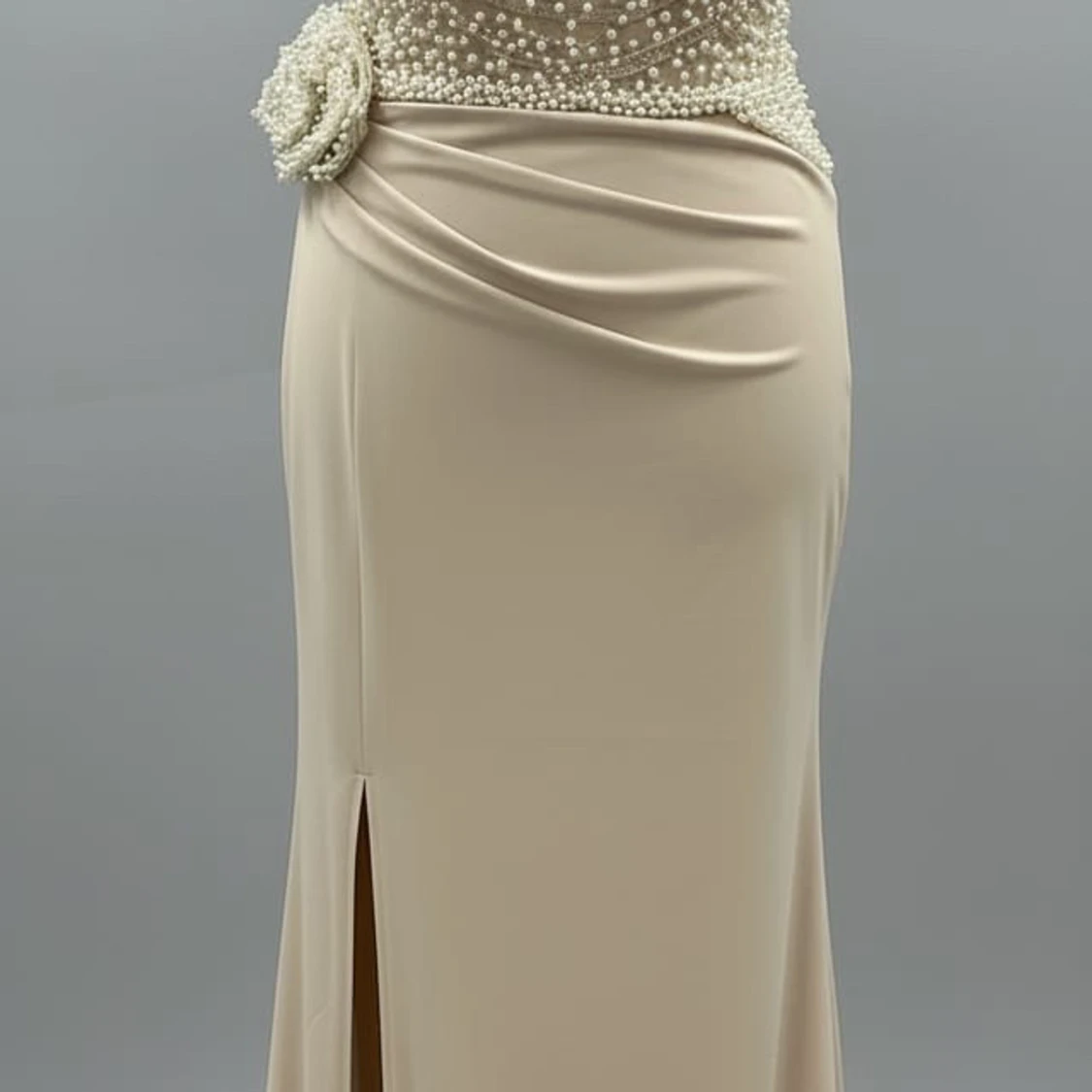 Champagnefärgad långklänning med pärlor