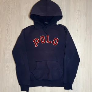 Polo Ralph Lauren Hoodie - Tja säljer nu en hoodie från Polo Ralph Lauren i storlek M för endast 499kr! Hoodien är synligt solblekt och är slitna längst ner på ärmarna. Pris är ej hugget i sten, hör av er i dm vid funderingar 🙌