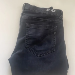 Dondup George  - Säljer dessa svarta dondup George perfekta nu till höst och vinter i riktigt bra skick. Modellen är 187 och om det finns några frågor tveka it på att skriva. Pris går att diskutera vid snabb och enkel affär.