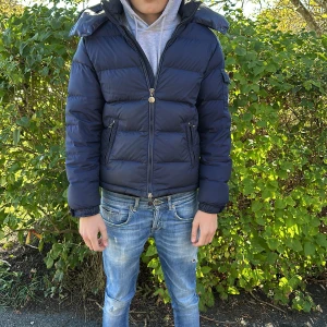 Mörkblå vinterjacka ifrån moncler  - Hejsan! Jag säljer denna riktigt feta vinterjacka ifrån moncler i storlek xs /164 passar dig som är 170! Den är självklart äkta, tidningen i jackan har åkt av tyvärr men därför kan jag även gå ner i pris! Jag har kvitto från vongreven closet! Hör av er om ni har frågor!😊
