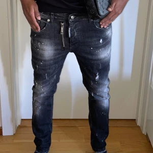 Dsquared jeans strl 44  - Storlek 44. Helt ny. Fin replika med grym kvalitet. Modellen är 175cm väger 67kg. Pris: 1200kr. Först till kvarn, skickas direkt inom 24h