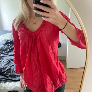 Röd blus med v-ringning - super fin röd bus, super skick! storlek xs