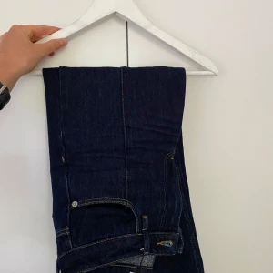 Mörkblå wide jeans från Lindex - Snygga mörkblå jeans från Lindex med hög midja och breda ben. De är endast använda ett fåtal gånger. De är uppsydda och passar 164-166cm 🤗