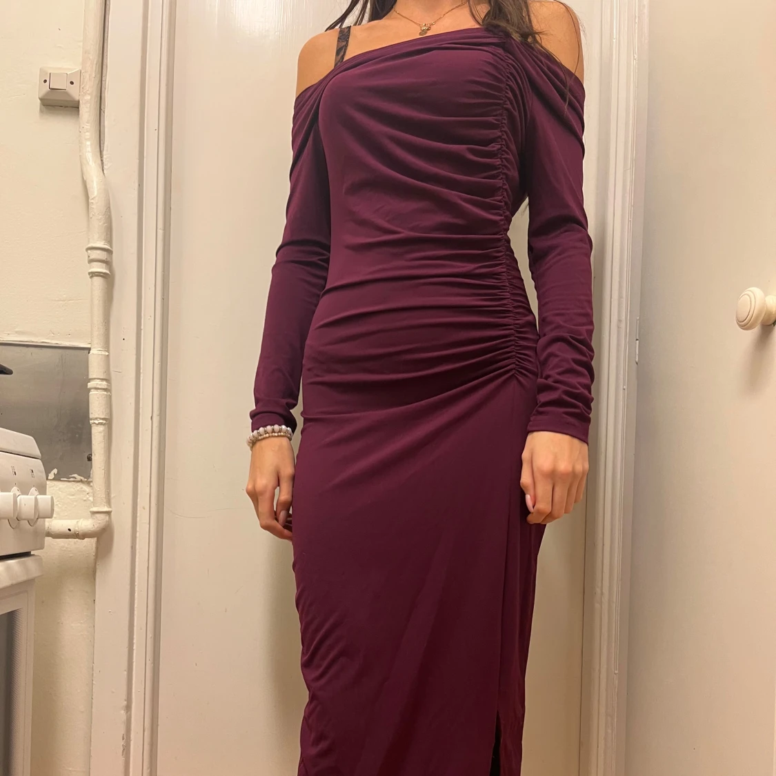 Vinröd/Mörklila offshoulder långklänning - 2