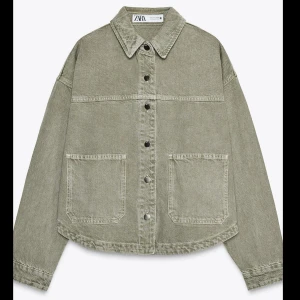 Zara jacka - En jättesnygg grön jeansjacka ifrån Zara, inte alls mycket använd, som ny!💚 Nypris: 380kr