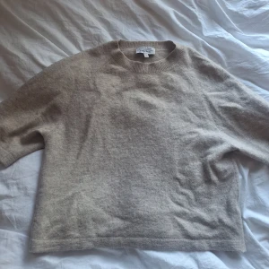 Beige kashmirtröja från & Other Stories - Gör en intressekoll på den här beige stickade kortärmade tröjan från & other stories. Ser nästintill oanvänd ut köpt på en loppis så har haft en tidigare ägare. Jätte skön. Vill se vad ni kan tänka er betala för den? TRYCK INTE PÅ KÖP NU 