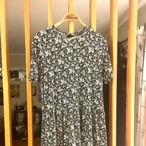 Söt klänning - Gina Tricot- strl S - Den här supersöta klänningen kommer från Gina Tricot och är i mycket bra skick. Den är märkt i strl S men skulle säga att den utan problem även passar strl M. Vid passform som man kan ha både höst/ vinter / vår eller sommar beroende på vad man kombinerar den med. Ett par tights till och du har en härlig höstklädsel.