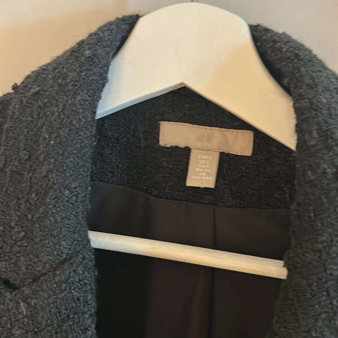 Svart tweed kappa från H&M med guldknappar - 2