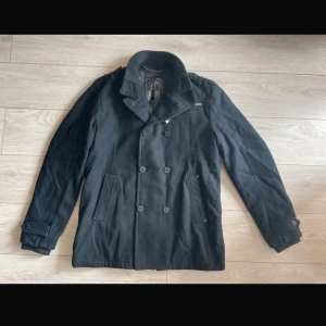 Höst/Vinterjacka - Snygg vinter/höstjacka som passar perfekt till en stilig man. Jackan är i bra skick och säljs på grund av att jag köpt en ny. Vid frågor är de bara skriva, skicka gärna bud! Bara seriösa köpare. Prislapp kan diskuteras vid smidig affär. 