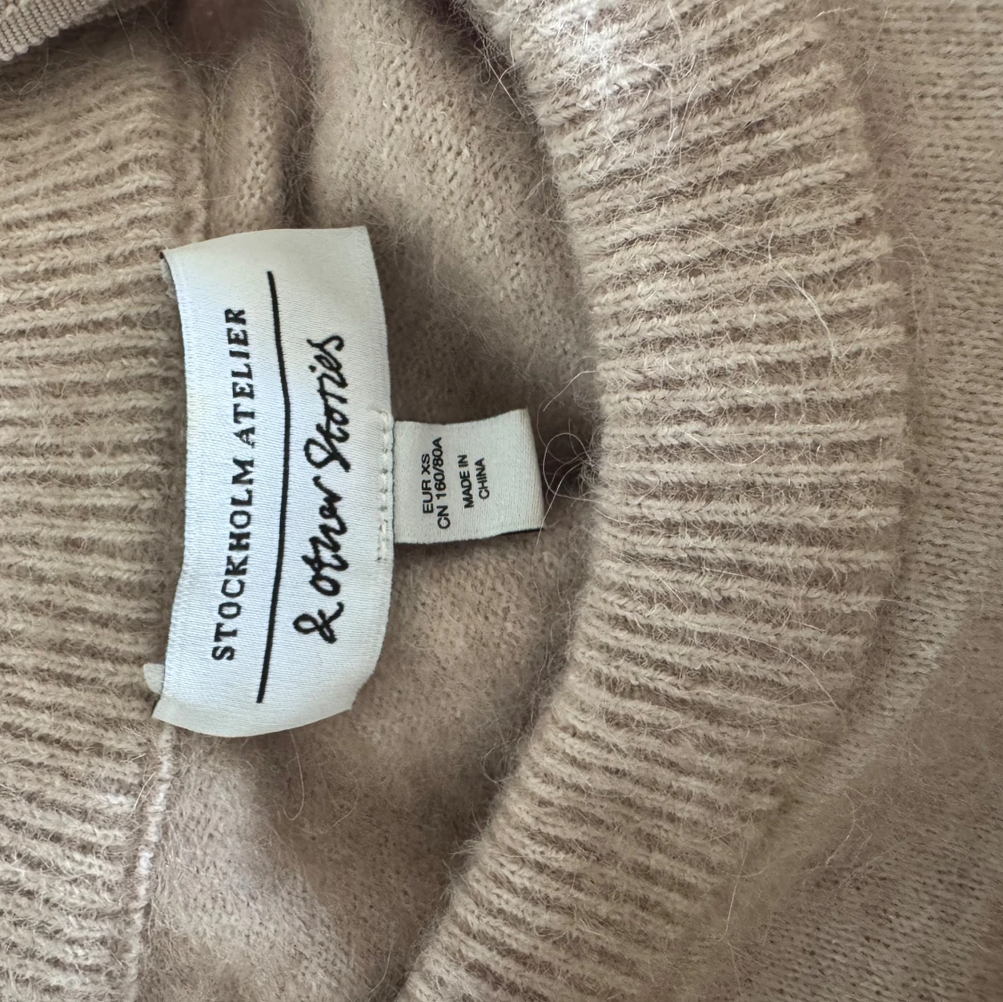 Beige kashmirtröja från & Other Stories - 2