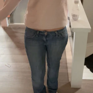 Lågmidjade jeans - säljer mina lågmidjade jeans då dom inte passar mig längre, skriv för mer bilder eller om det är några frågor💘