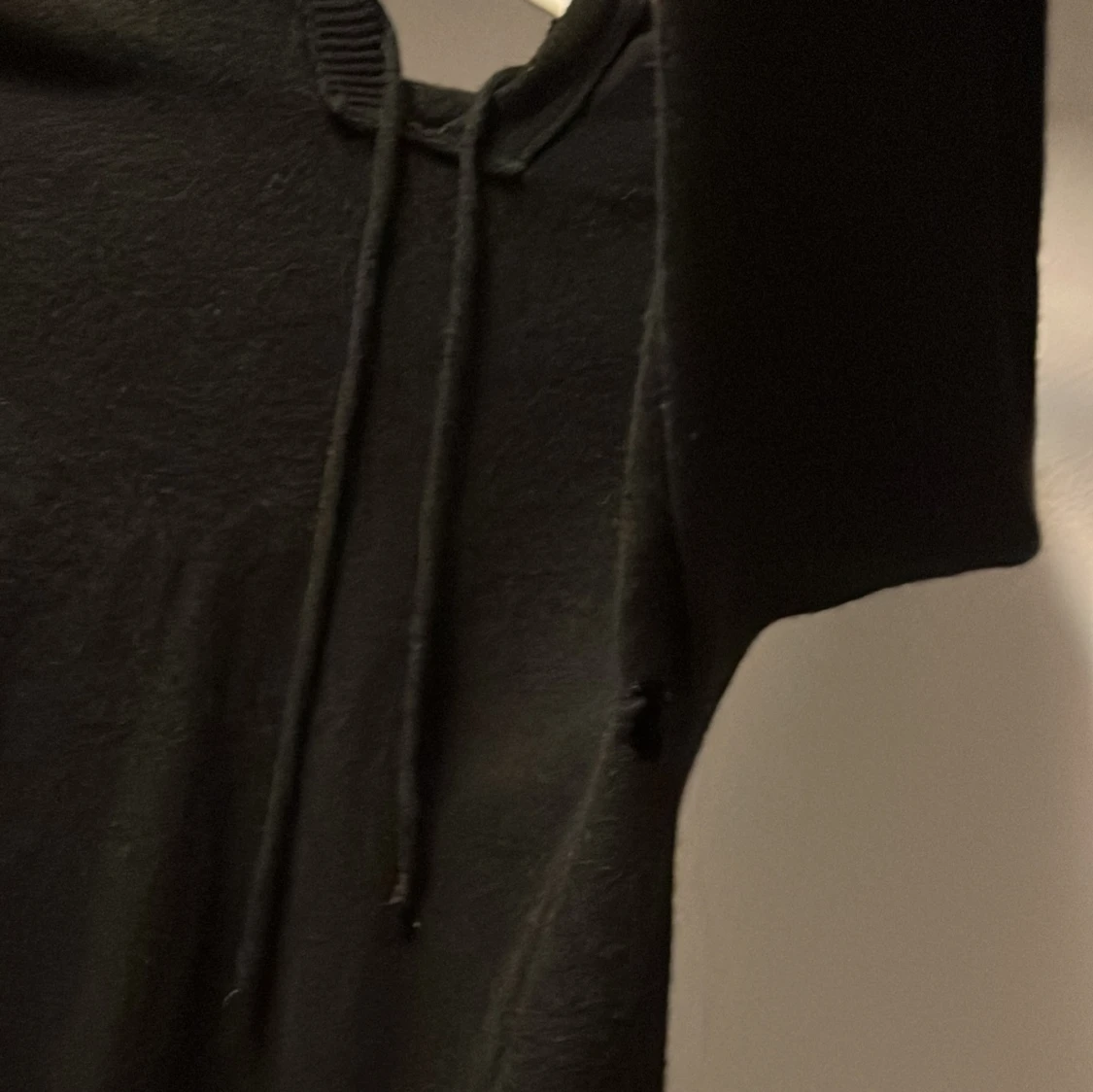 Svart stickad hoodie  - 2