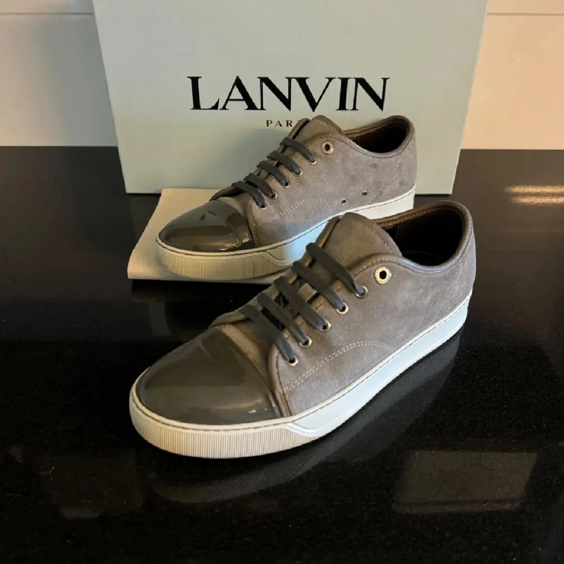 Grå sneakers från Lanvin med lackad tå - 2