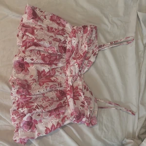 Rosa volang blus ifrån Zara  - Snygg rosa blus/topp från Zara i storlek S, helt ny använd en gång     Slutsåld & eftertrakdad🥰