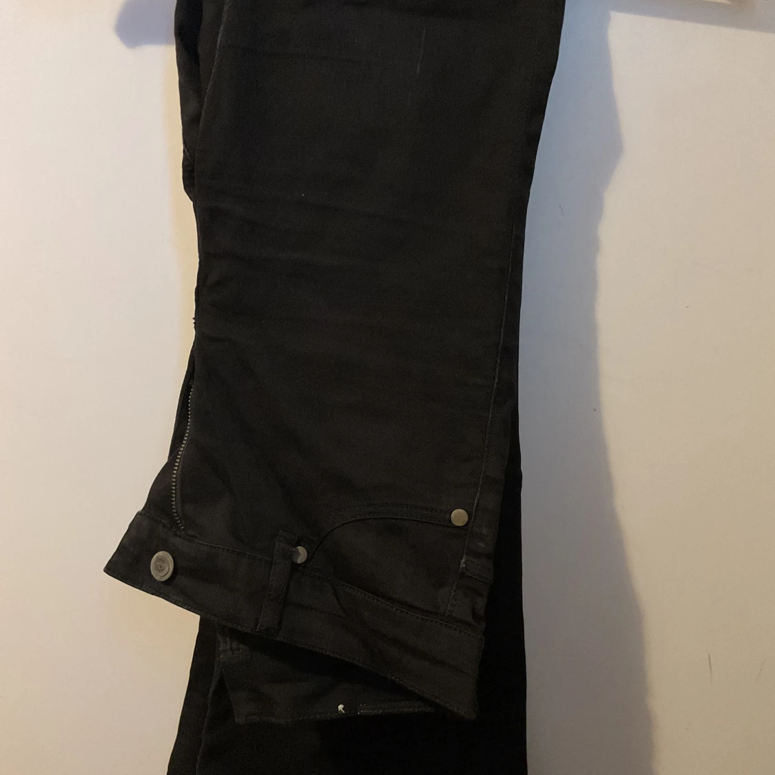 Svarta jeans med dragkedja vid benslut