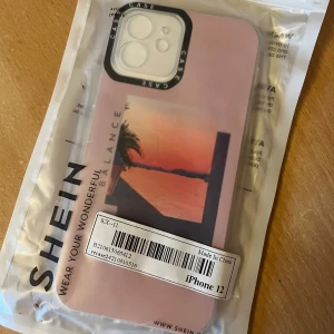 iPhone 12 rosa mobilskal - Ett rosa mobilskal med solnedgångs motiv för IPhone 12. Aldrig använd med original förpackning kvar