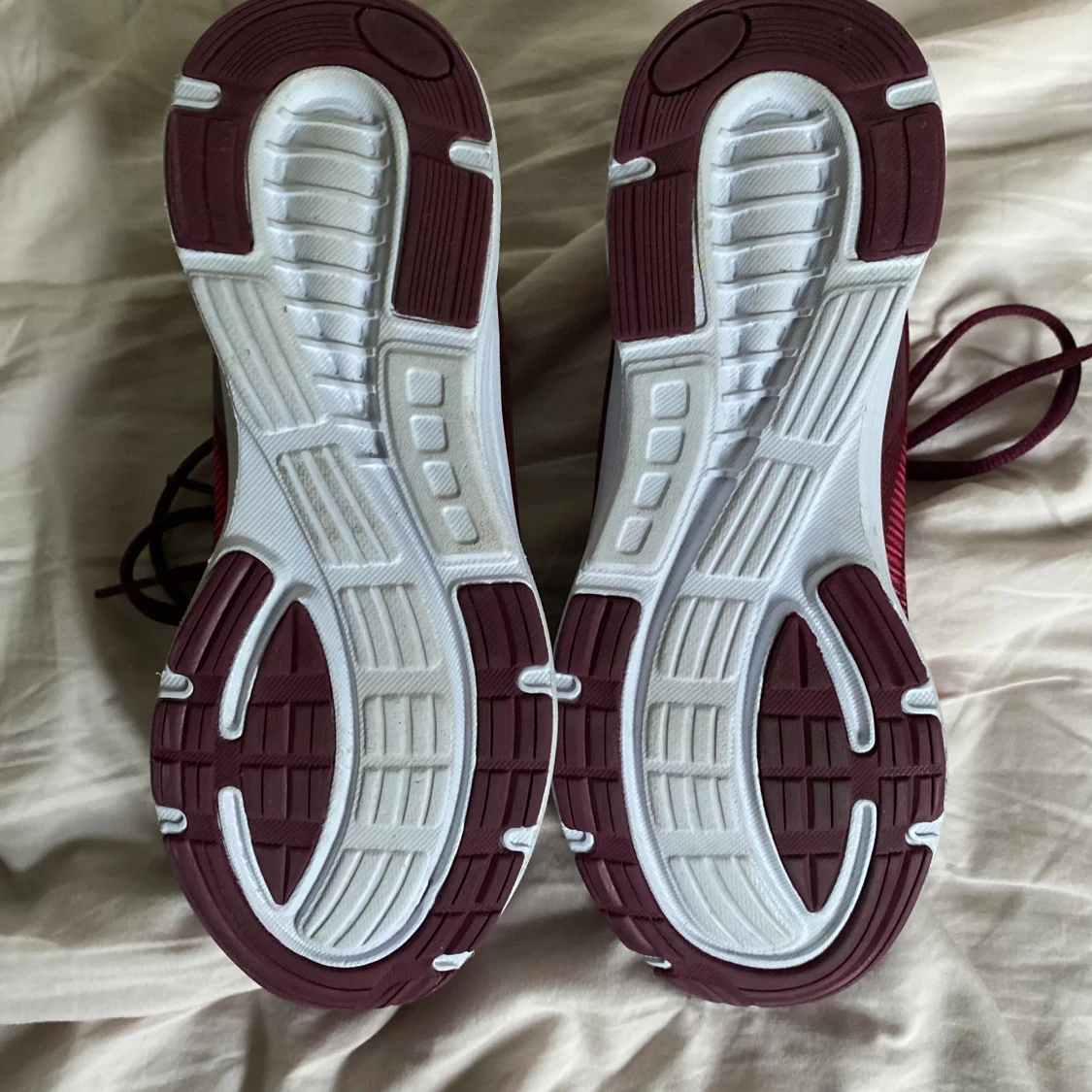 Violett/röd aktiga sneakers från Kaydee strl 38 - 1